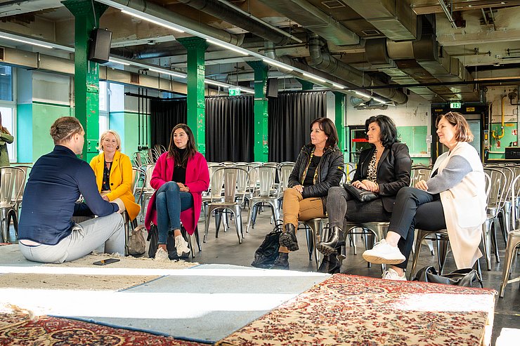 © Tiroler Landtag/Christanell Die Ausschussmitglieder im Gespräch mit GF Schieferer