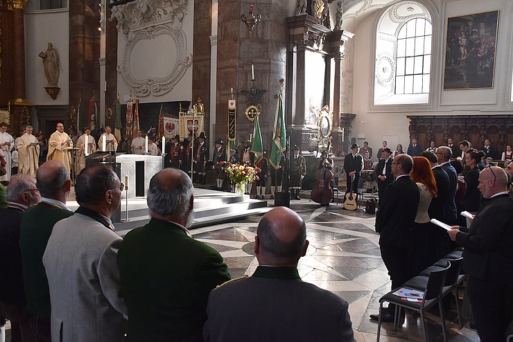 Gottesdienstfeier in der Jesuitenkirche.