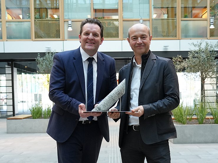 © Land Tirol/Knabl Zwei Männer mit einem Bohrkern, der die Präsidentschaft der AGB symbolisiert