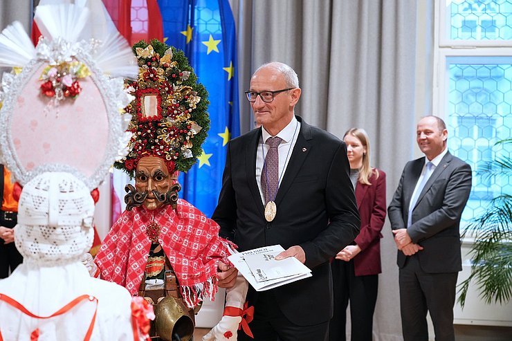 LH Anton Mattle gemeinsam mit dieser Figur, Arm in Arm.