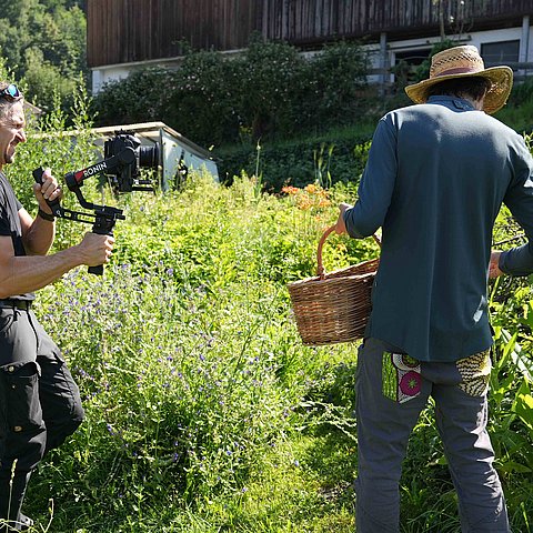 Kameramann und Koch im Garten