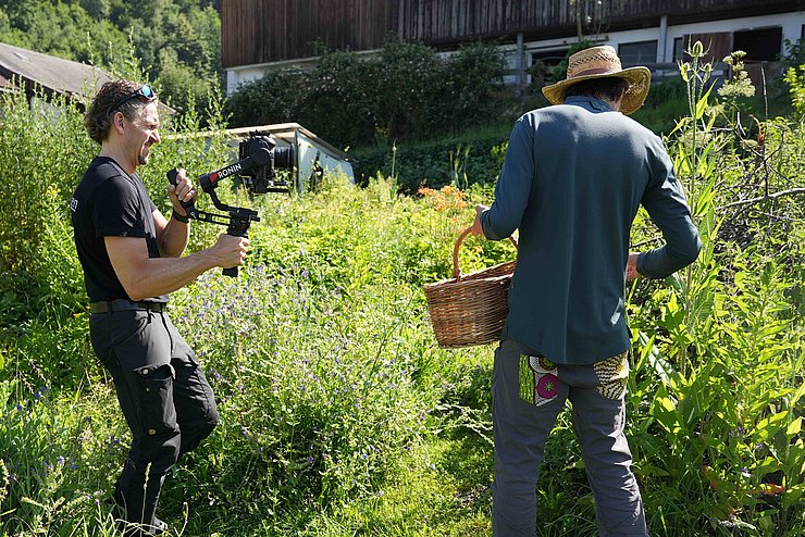 © Euregio Kameramann und Koch im Garten