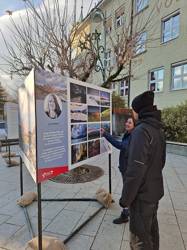 © Euregio/Gemeinde Jenbach Personen betrachten Bild