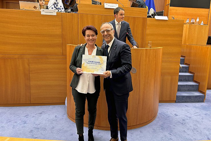 © Land Tirol/Senn CALRE-Präsident Rachid Madrane überreichte LTPin Sonja Ledl-Rossmann den "Stars of Europe"-Award.