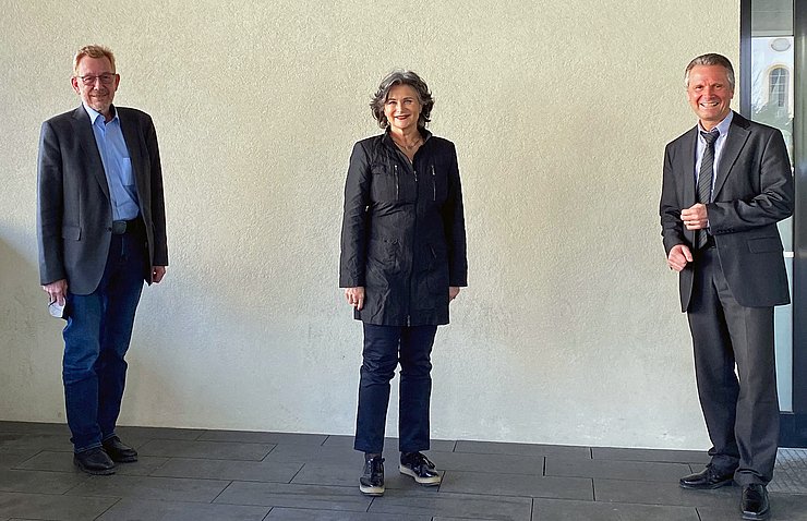 Die Wörgler Bgmin Hedi Wechner (Mitte) ist die designierte Obfrau des Wasserverbandes Hochwasserschutz Unteres Unterinntal. Geschäftsstellenleiter wird Martin Rottler (li.). Bezirkshauptmann Christoph Platzgummer (re.) hat die Gründung des Wasserverbandes begleitet.