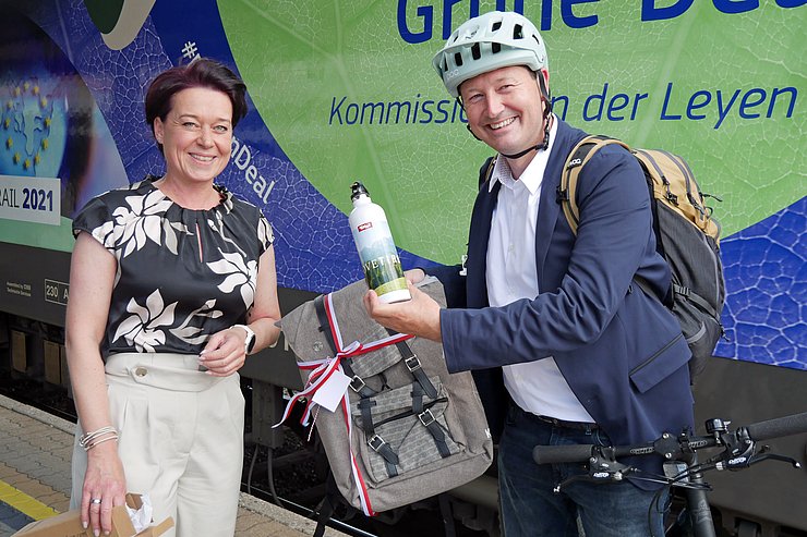 © Landtagsdirektion Tirol/Oswald Dabei übergab Präsidentin Ledl-Rossmann einen Wanderrucksack, der in den kommenden Tagen mit Tiroler Andenken und Botschaften gefüllt werden soll.