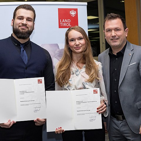 Die bestausgezeichneten Lehrlinge Mehmetaj Arlind (Speditionskaufmann im dritten Lehrjahr bei Gebrüder Weiss GmbH) und Kimberly Klammer (Einzelhandel/Einrichtungsberaterin im dritten Lehrjahr bei XXXLutz KG) mit Landtagsabgeordneten Andreas Kirchmair.