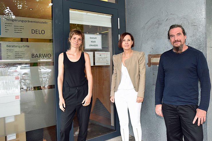 Landesrätin Gabriele Fischer präsentierte gemeinsam mit Michael Hennermann (Geschäftsführer der Delogierungsprävention) und Karin Müller (Sozialarbeiterin der Delogierungsprävention) die Details zum Ausbau der Delogierungsprävention und zur Einrichtung des Mietrückstandsfonds.