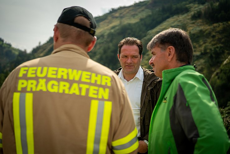 © BML Totschnig mit Ruggenthaler und Feuerwehrmann sprechend