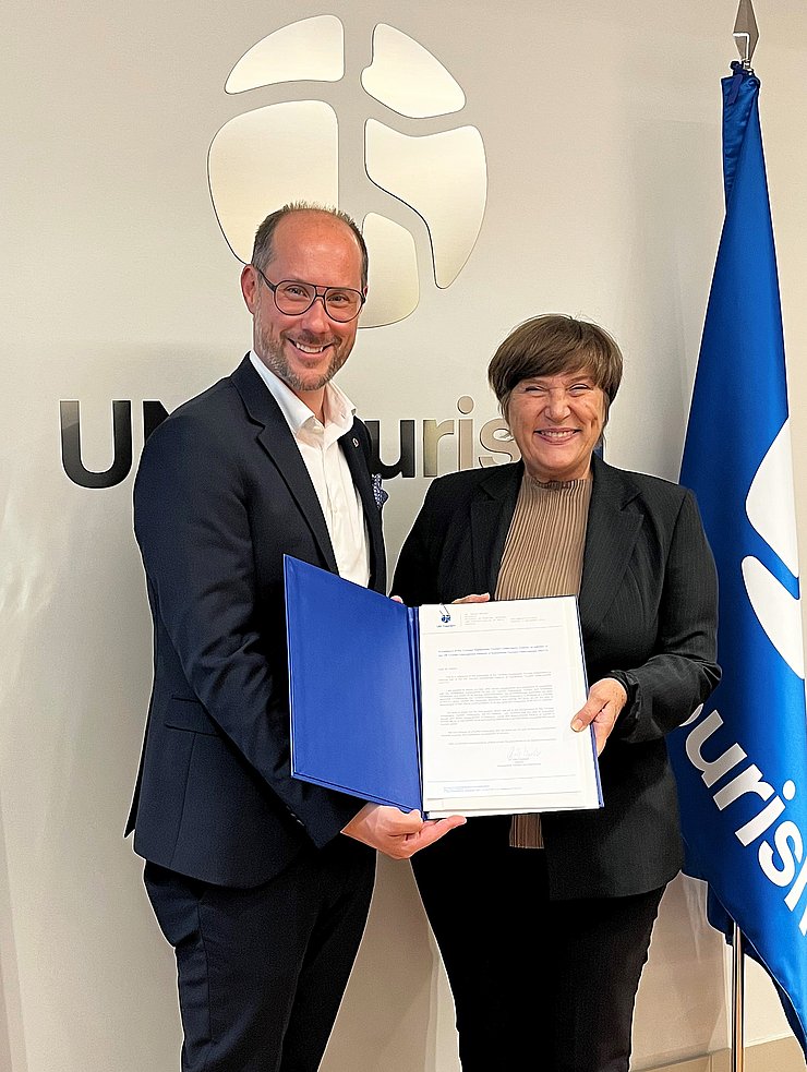 © Land Tirol zwei Personen mit Urkunde in der Hand