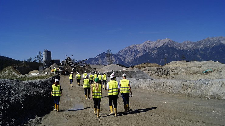 © Landtagsdirektion Mitglieder des Ausschusses für Wohnen und Verkehr bei der Besichtigung der BBT-Baustelle Ahrental