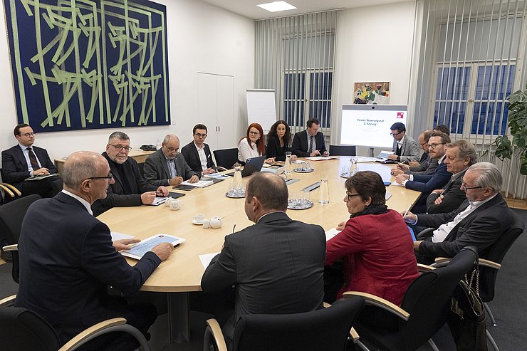 © Land Tirol/Die Fotografen Die TeilnehmerInnen am runden Tisch sitzend