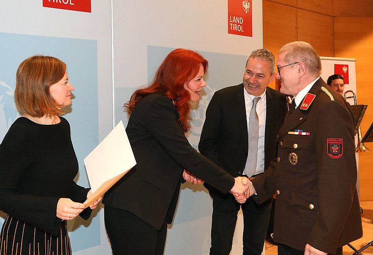 Landesrätin Hagele überreicht Alfred Schnegg die Tiroler Ehrenamtsnadel in Gold