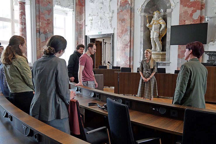 Studierende der Universität Innsbruck mit LTPin Sonja Ledl-Rossmann und LRHDin Monika Aichholzer-Wurzer
