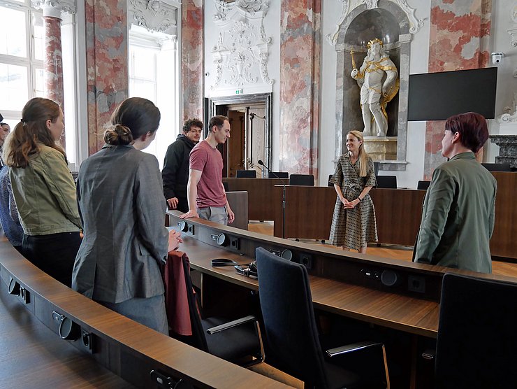 © Maximilian Oswald/Landtagsdirektion Studierende der Universität Innsbruck mit LTPin Sonja Ledl-Rossmann und LRHDin Monika Aichholzer-Wurzer