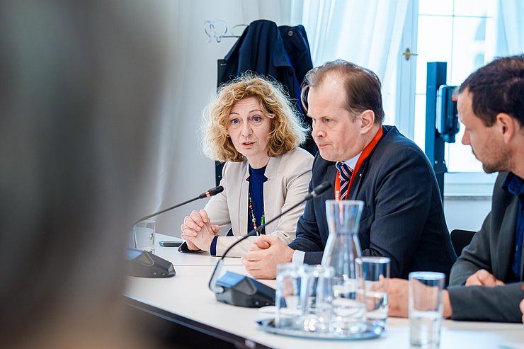 © Tiroler Landtag/Christanell (v.li.) Bettina Gusenbauer (ÖBB-Holding) und Klaus Garstenauer (ÖBB-Personenverkehr) informierten die Mitglieder des Verkehrsausschusses über aktuelle Bahnprojekte in Tirol.