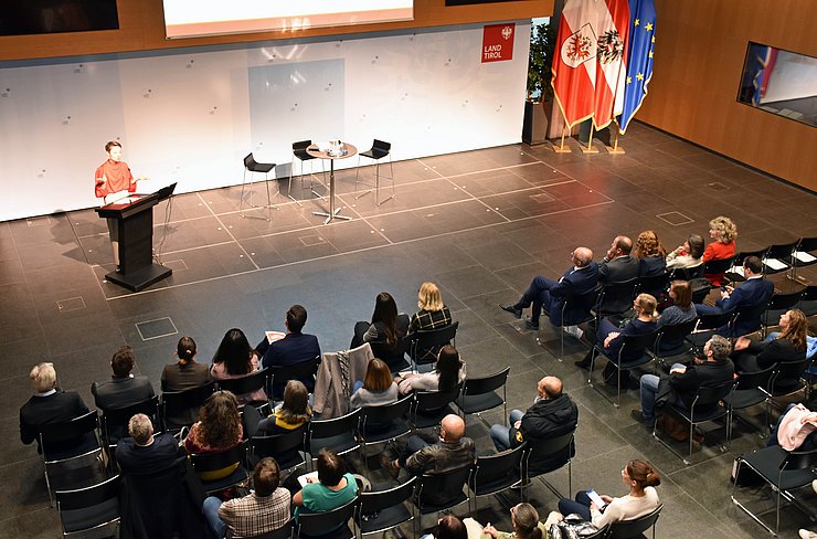 © Land Tirol / Neuner Überblicksfoto aus dem Großen Saal des Landhauses von oben.