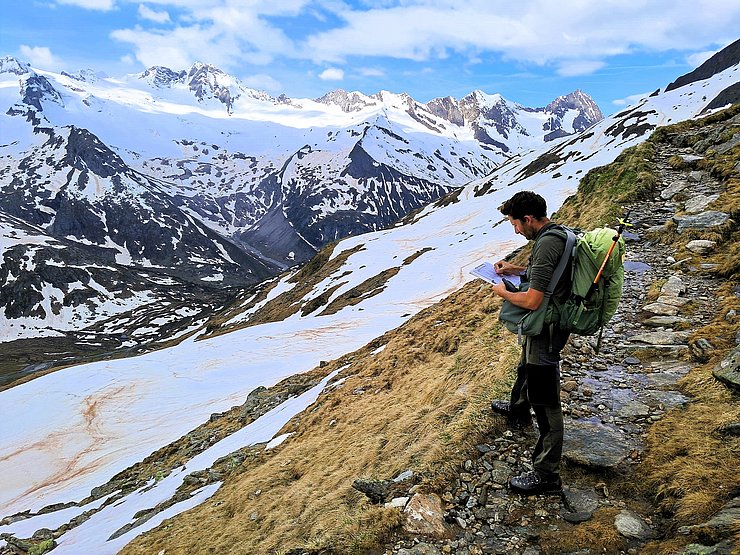 © Hochgebirgs-Naturpark Zillertaler Alpen Mann in den Bergen