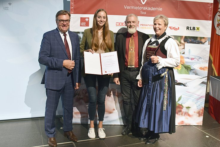© Land Tirol/Baumegger Gruppenfoto stehend mit Urkunde in der Hand