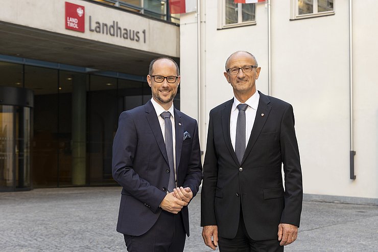 © Land Tirol/Die Fotografen LH Anton Mattle und LR Mario Gerber gratulieren Max Kloger und bedankten sich bei Christoph Swarovski.