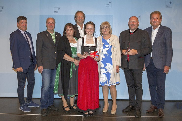 V. li. Karl Eberharter (Bgm Strass i. Z.), Johann und Renate Klammer (Eltern), Dietmar Hernegger (Spartenobmann Information und Consulting Wirtschaftskammer Tirol), "Lehrling des Jahres 2021" Carina Klammer, Arbeits- und Bildungslandesrätin Beate Palfrader, Hubert Hotter (Fachbereichsleiter Maschinenring Schwaz) und Erwin Zangerl (Präsident Arbeiterkammer Tirol).