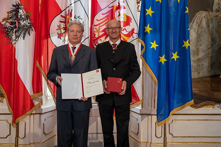 Auszeichnung für Rene Pollitzer, ehemaliger österreichischer Botschafter in Griechenland und Italien, überreicht von LH Anton Mattle.