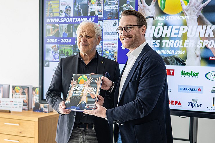 © Land Tirol/Spatzek Personen halten Buch in Händen