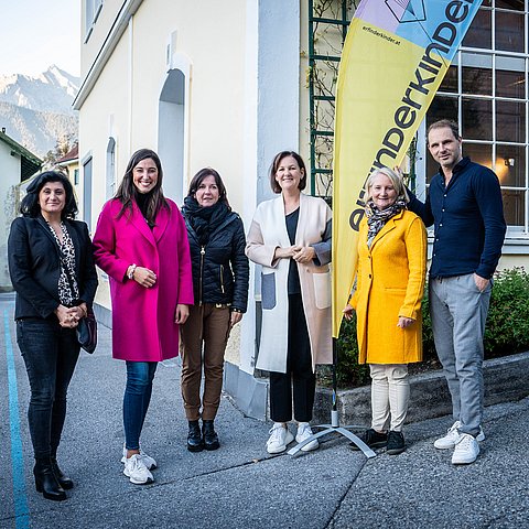 Mitglieder des Bildungsausschusses besuchten die "erfinderkinder" in Wattens: (v.li.) Zeliha Arslan, Sophia Kircher, Birgit Obermüller, Andrea Haselwanter-Schneider und Claudia Hagsteiner mit "erfinderkinder"-Geschäftsführer Florian Schieferer