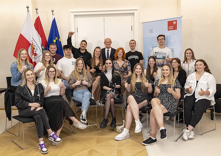 © Land Tirol/Die Fotografen Klassenfoto mit Landeshauptmann Mattle