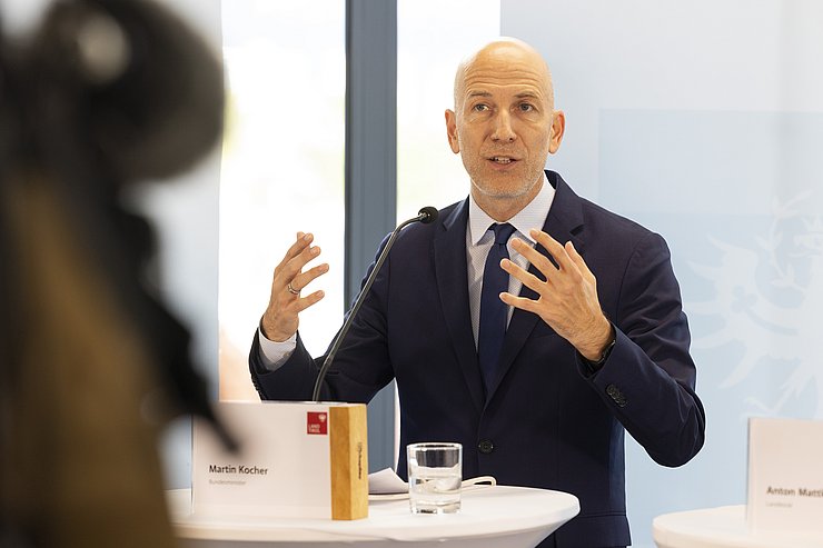 © Land Tirol/Die Fotografen Martin Kocher am Rednerpult