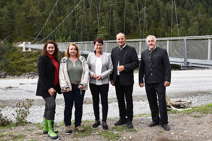 © Land Tirol/Pölzl Gruppenfoto vor Hängebrücke