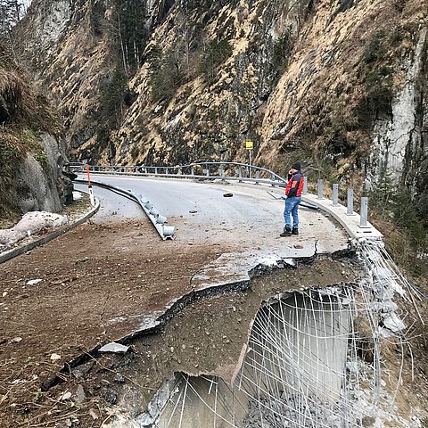 Durch den Felssturz wurde die talseitige Fahrbahn im betroffenen Bereich der Zillertalstraße vollständig zerstört.