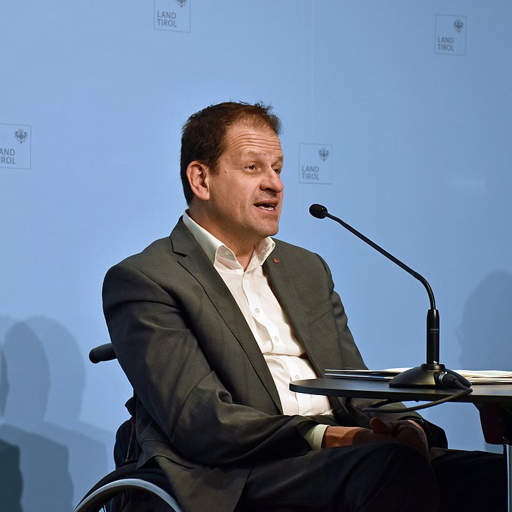 Mario Gerber spricht in Mikrofon