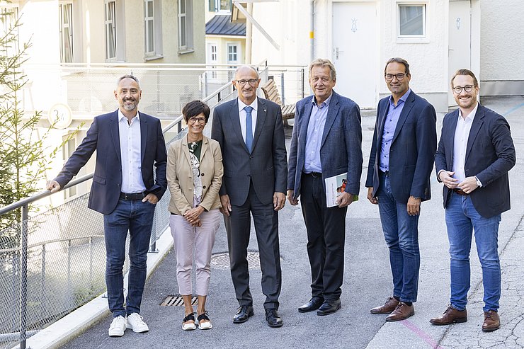 © Land Tirol/Die Fotografen Gruppenfoto vor dem Gebäude