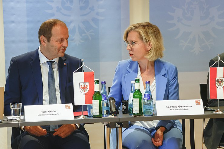 Josef Geisler und Leonore Gewessler sitzen nebeneinander.