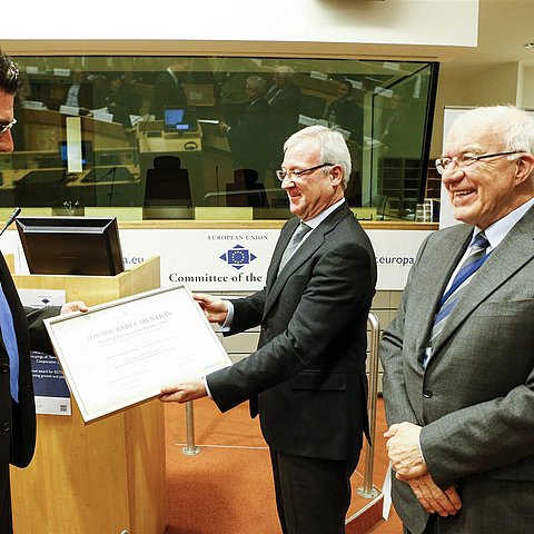 Euregio-Generalsekretär Matthias Fink nimmt in Brüssel gemeinam mit Landtagspräsident Herwig van Staa den Preis von Ramón Luis Valcárcel Siso, Präsident des Ausschusses der Regionen entgegen.