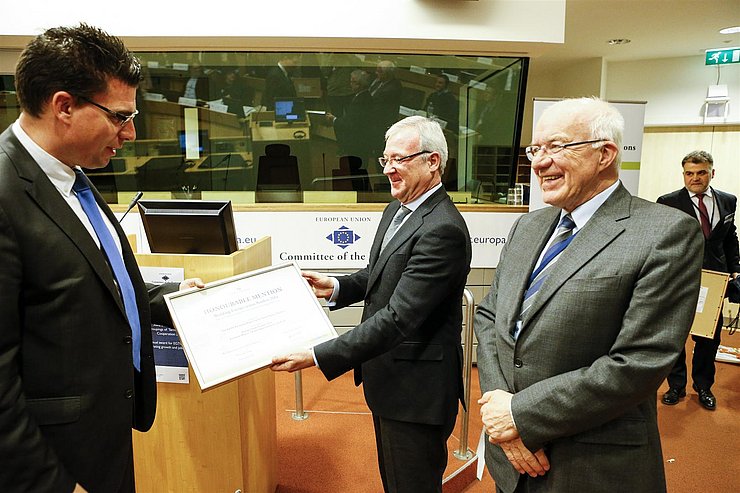 © Ausschuss der Regionen/Abdruck honorarfrei Euregio-Generalsekretär Matthias Fink nimmt in Brüssel gemeinam mit Landtagspräsident Herwig van Staa den Preis von Ramón Luis Valcárcel Siso, Präsident des Ausschusses der Regionen entgegen.