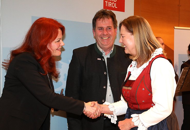 Landesrätin Hagele überreicht Andrea Rimml die Tiroler Ehrenamtsnadel in Gold.