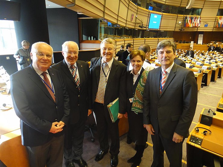 v.l. Franz Schausberger, Herwig van Staa, Markku Markkula (neuer Präsident des AdR), Brigitta Pallauf (Landtagspräsidentin Salzburg), Andreas Kiefer (Generalsekretär Kongress der Gemeinden und Regionen im ER)
