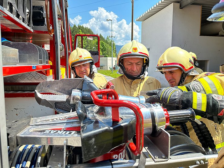 Georgische Feuerwehrmänner beim Bedienen der Gerätschaften
