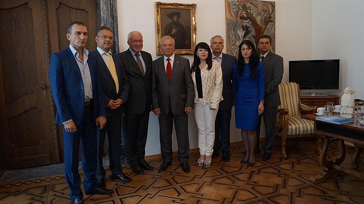 © Land Tirol In der Bildmitte LTP Herwig van Staa,flankiert links von NR Gerald Hauser, sowie rechts von Yuri Stetsenko, Svetlana Jarovaya und Vasili Popandopulo