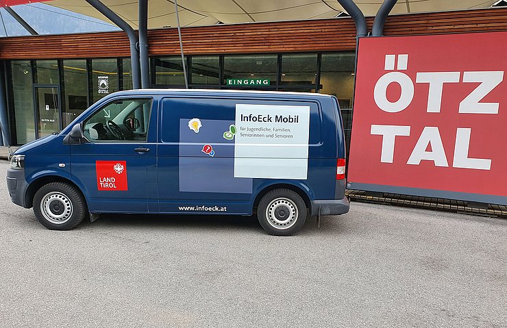 InfoEck Mobil, daneben Ötztal-Schriftzug auf Leinwand