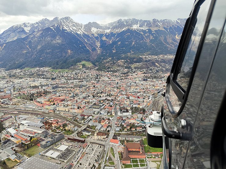 Die Stadt Innsbruck von einem Helikopter aus.