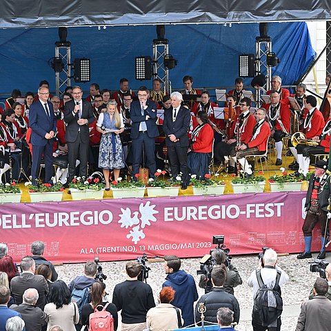 Blick auf Festbühne mit Musikkapelle und RednerInnen