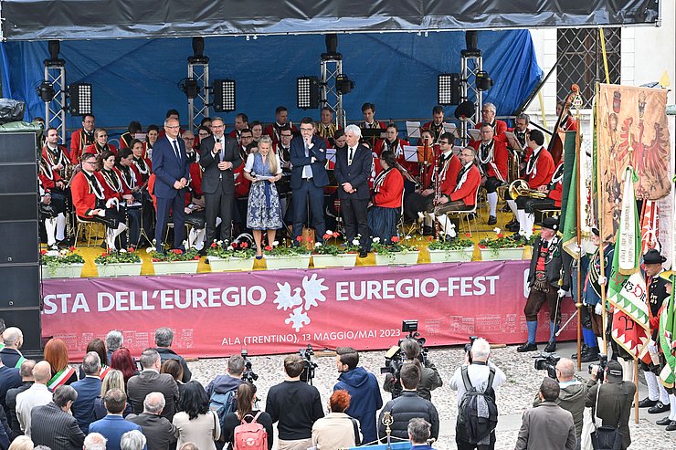 Blick auf Festbühne mit Musikkapelle und RednerInnen