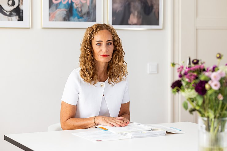 Porträt - sitzt am Tisch