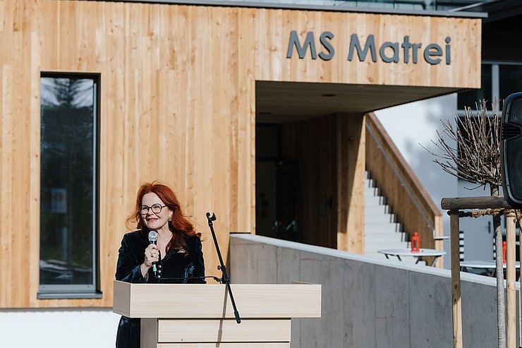 LRin Hagele spricht in Mikrophon