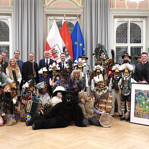 Mehrere Personen in Faschingskostümen. 