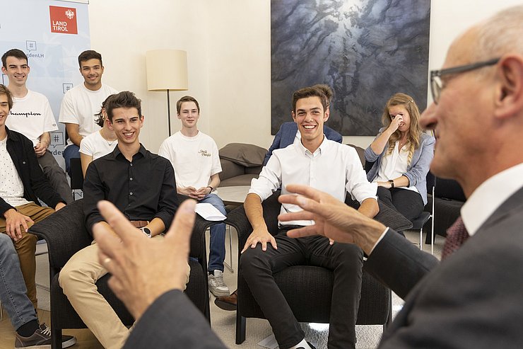 Der Landeshauptmann spricht zur Klasse.