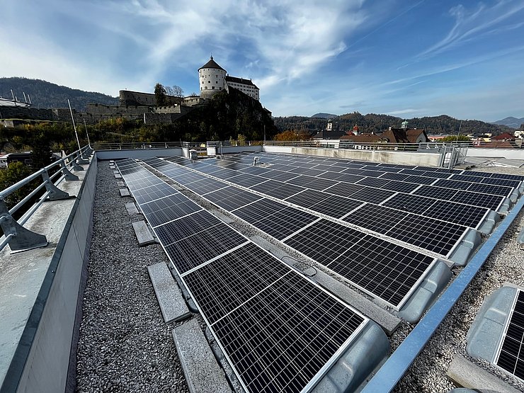 © Land Tirol PV-Anlage auf dem Dach der BH; im Hintergrund die Festung Kufstein